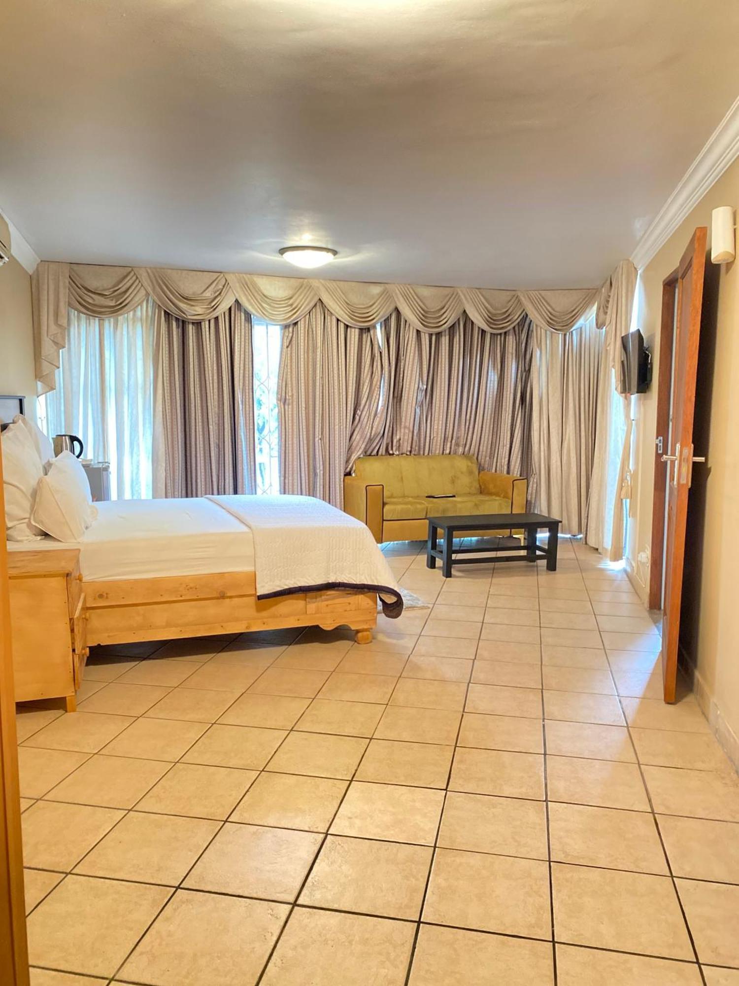 C And C Guest House/ Bed And Breakfast Pretoria-Noord Exterior foto